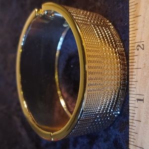 Unmarked Gold Metal Spring Close Bracelet